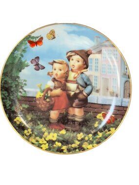 M.J. Hummel "Surprise" Little Companions Collector Plate The Danbury Mint
